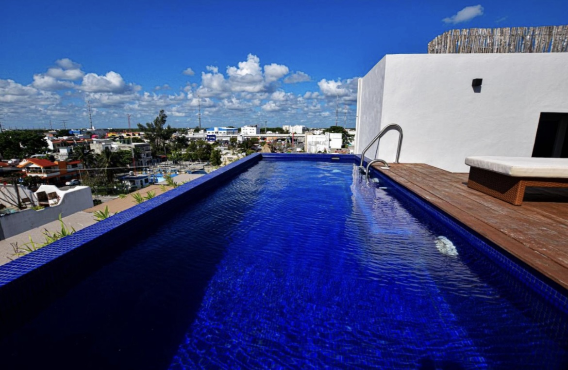 Huaya 18 rooftop pool